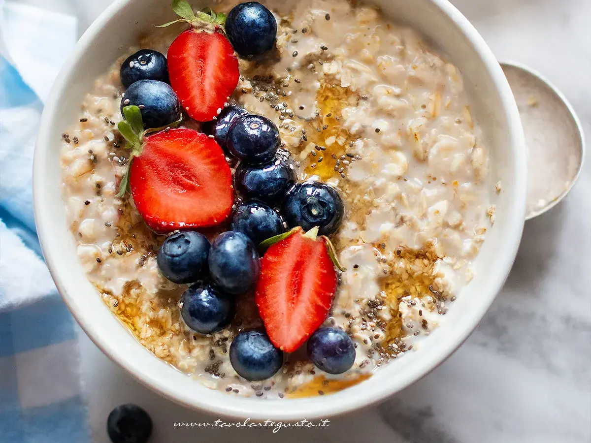 Porridge ricetta 1 persona: avena cremosa con fragole, mirtilli e semi di chia, un inizio di giornata sano e gustoso.