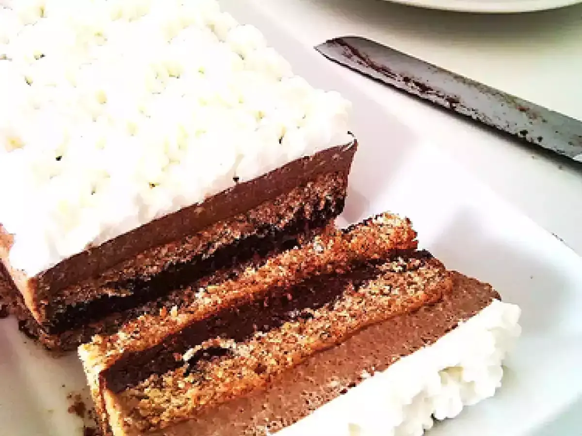 Deliziosa bavarese al cioccolato con strati di pan di Spagna e crema al cacao, guarnita con panna montata.