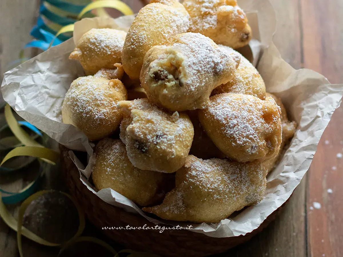 Frittelle di una volta, dolci e soffici, cosparse di zucchero a velo, perfette per un momento di golosità.