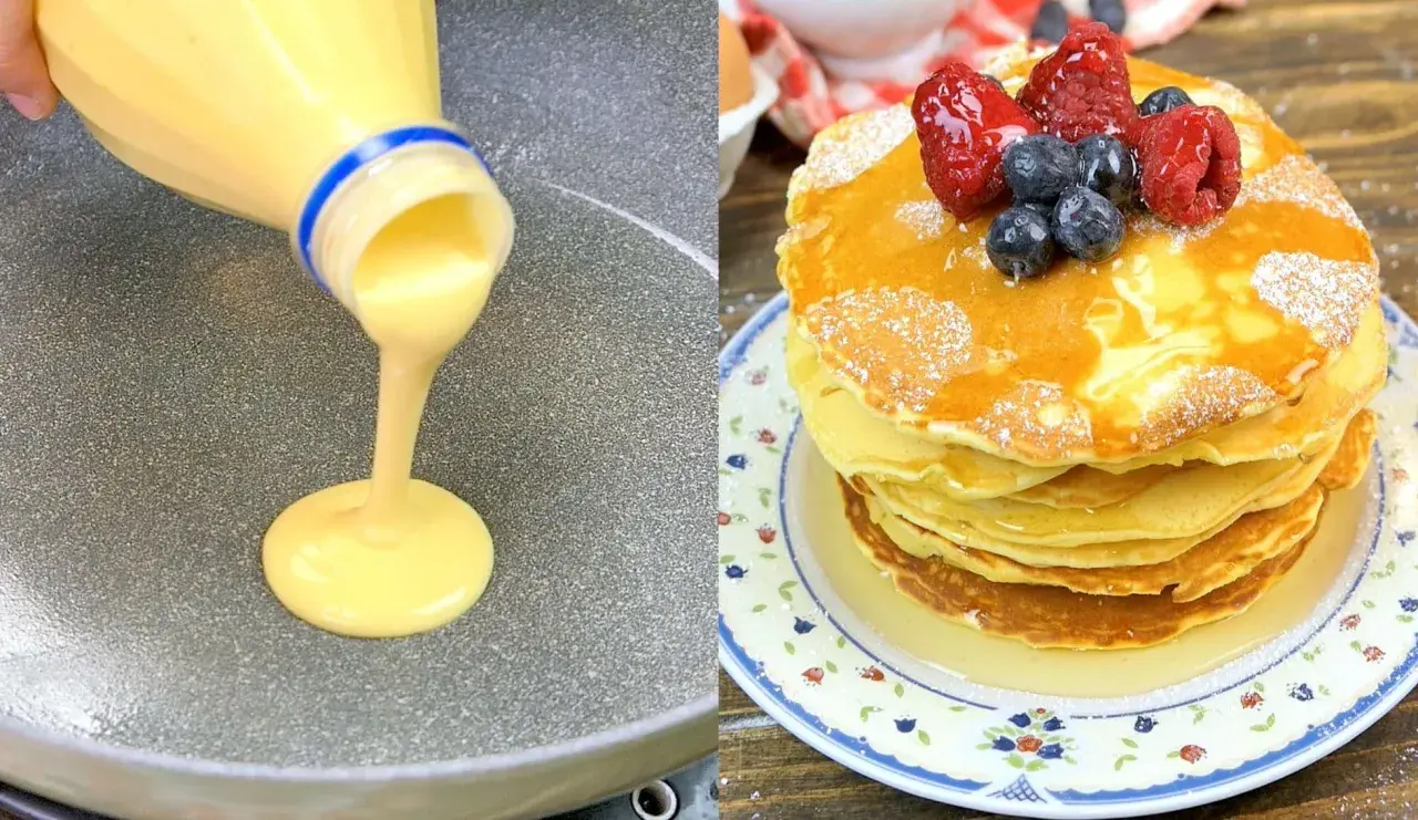 Impasto per pancake versato da una bottiglia su una padella, accanto a una pila di pancake guarniti con frutti di bosco e sciroppo.