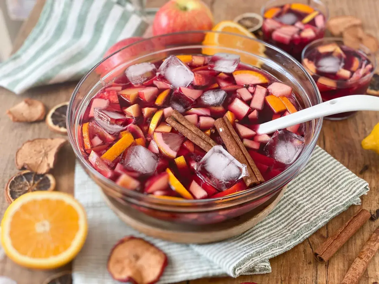 Sangria ricetta originale: una ciotola piena di frutta fresca, ghiaccio e cannella, perfetta per un rinfresco estivo.