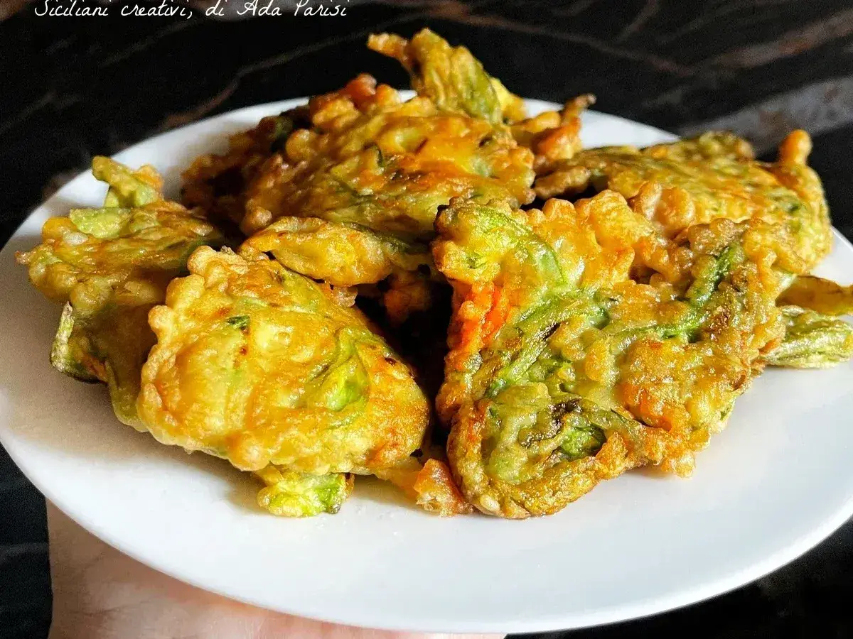 Frittelle di fiori di zucca, la ricetta della nonna per un antipasto croccante e dorato.