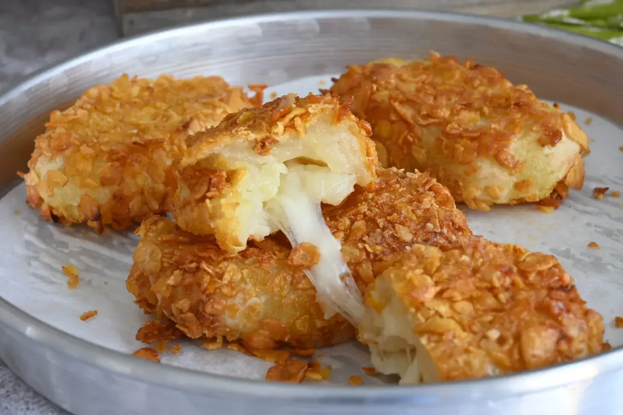 Crocchette di patate dorate e croccanti, con un cuore filante di formaggio. Un piacere irresistibile per il palato.