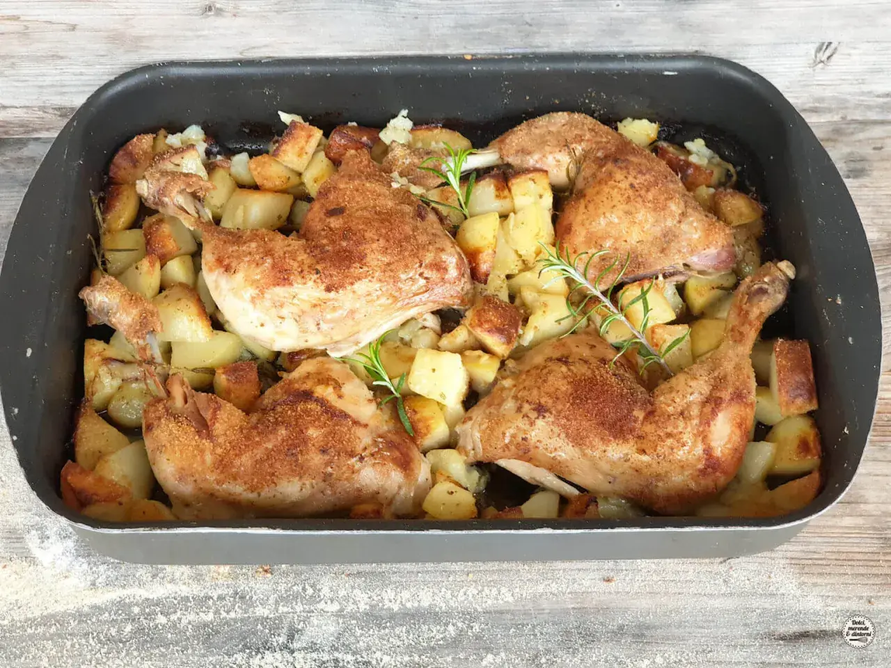 Succulento pollo al forno con patate dorate e rosmarino, pronto per essere gustato.