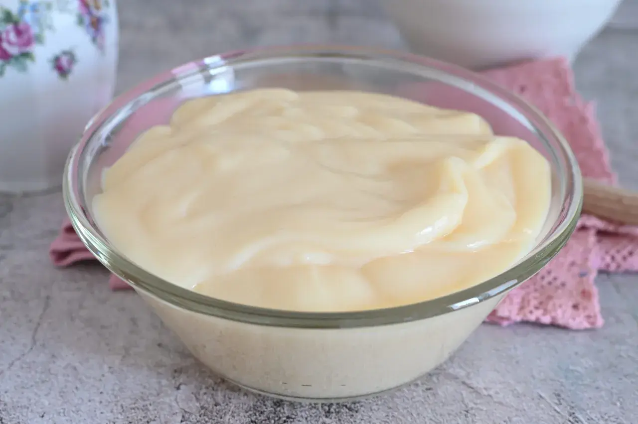 Crema pasticcera bimby, liscia e vellutata, pronta per farcire dolci.
