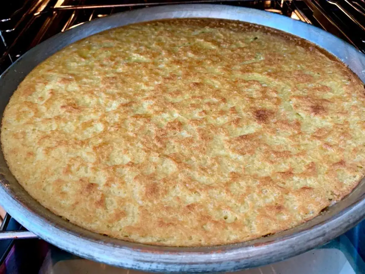 Farinata di ceci appena sfornata, dorata e fragrante, pronta per essere gustata.