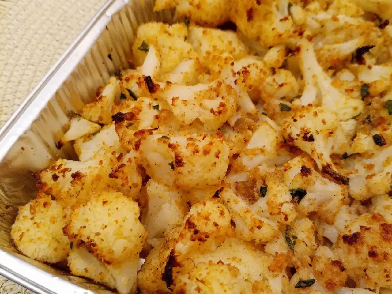 Cavolo al forno dorato e croccante, condito con erbe aromatiche, pronto per essere gustato.