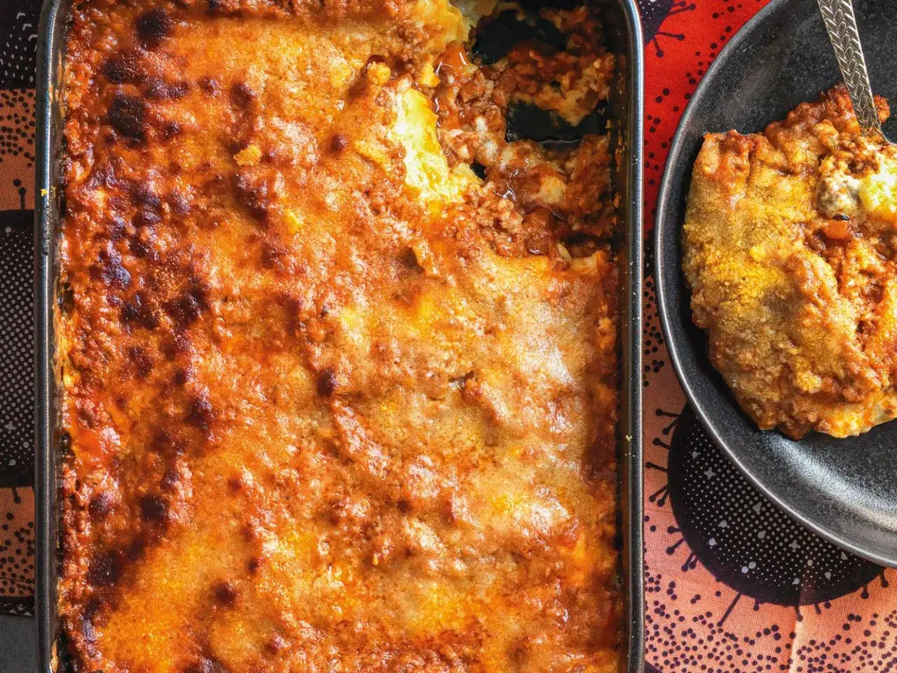 Lasagna classica appena sfornata, dorata e invitante. Perfetta per una cena in famiglia, questa ricetta è un classico intramontabile.