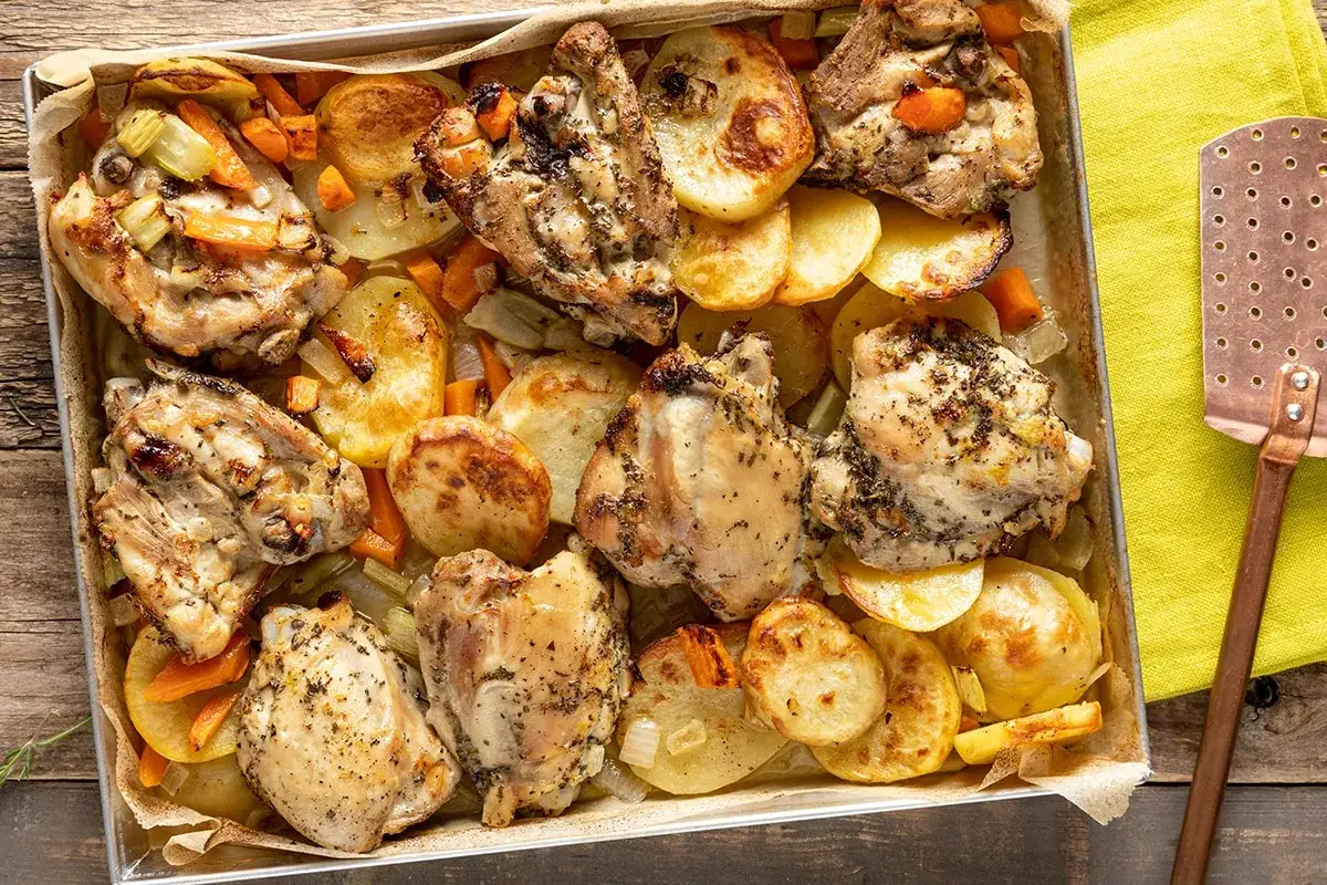 Sovracosce di pollo dorate e succulente al forno con patate, carote e sedano. Un piatto saporito e invitante.