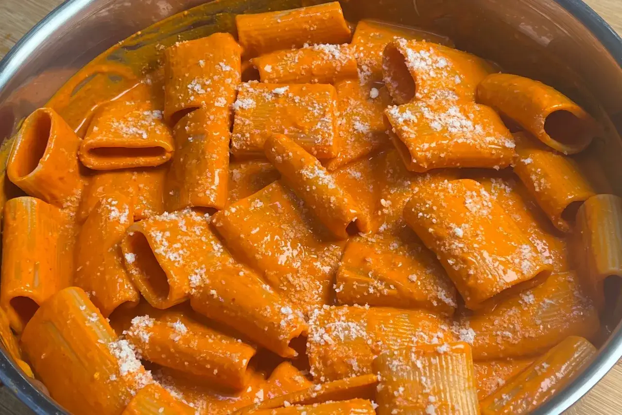Rigatoni cremosi in salsa all'nduja, spolverati con parmigiano. Un piatto che scalda il cuore e il palato.