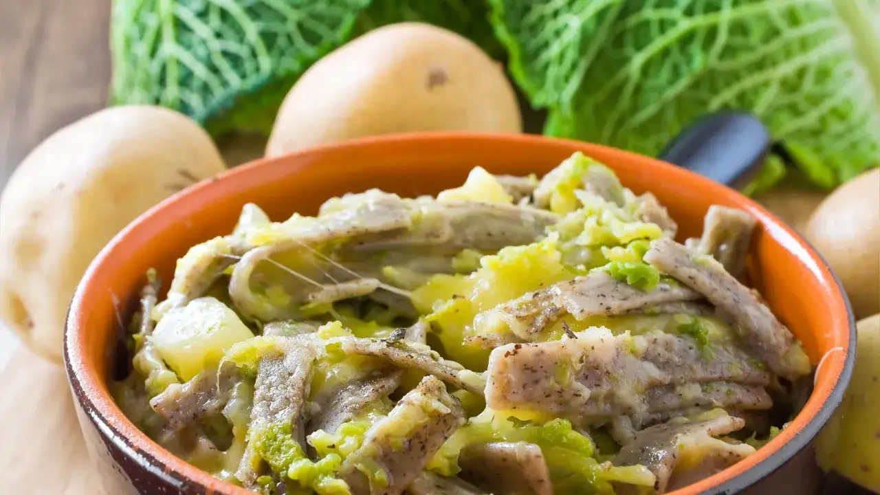 Piatto fumante di pizzoccheri alla valtellinese, con patate, verza e formaggio filante.