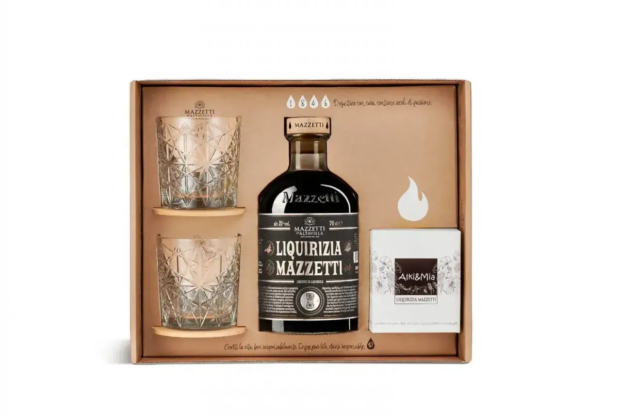 Confezione regalo con bottiglia di liquore alla liquirizia Mazzetti, due bicchieri decorati e una scatola di cioccolatini.