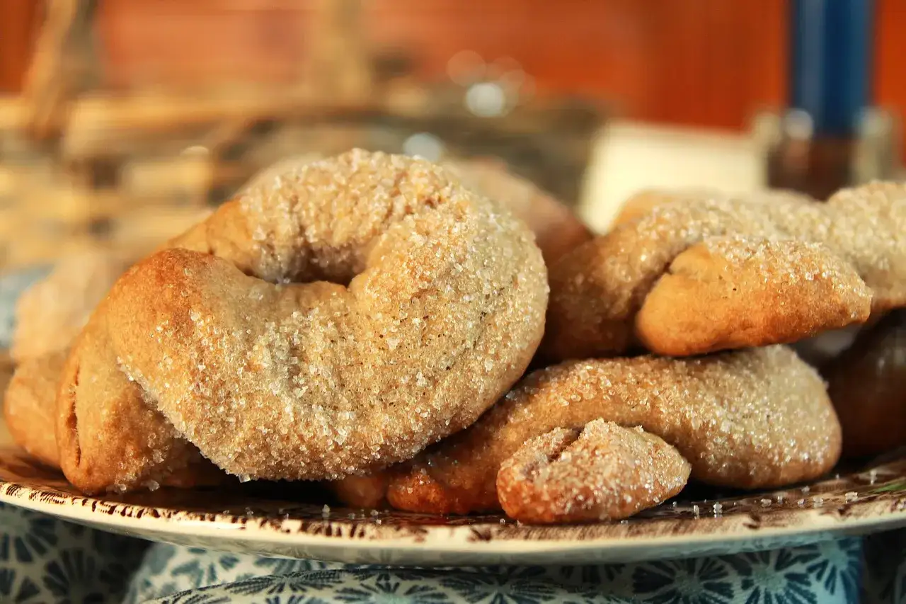 Ciambelline al vino dorate e cosparse di zucchero, un dolce tradizionale pronto per essere gustato.