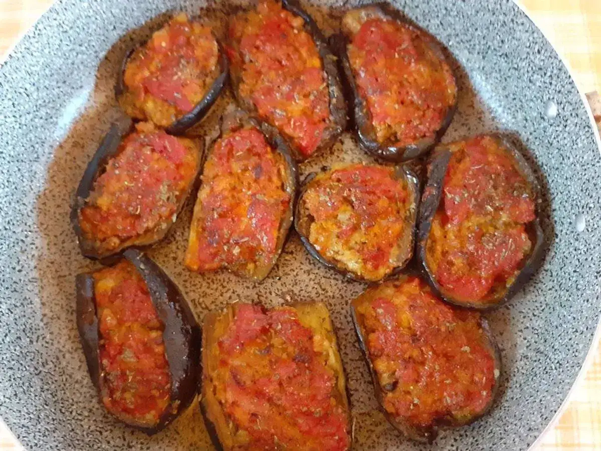 Melanzane ripiene calabresi in padella, un piatto ricco e saporito, pronte per essere gustate.