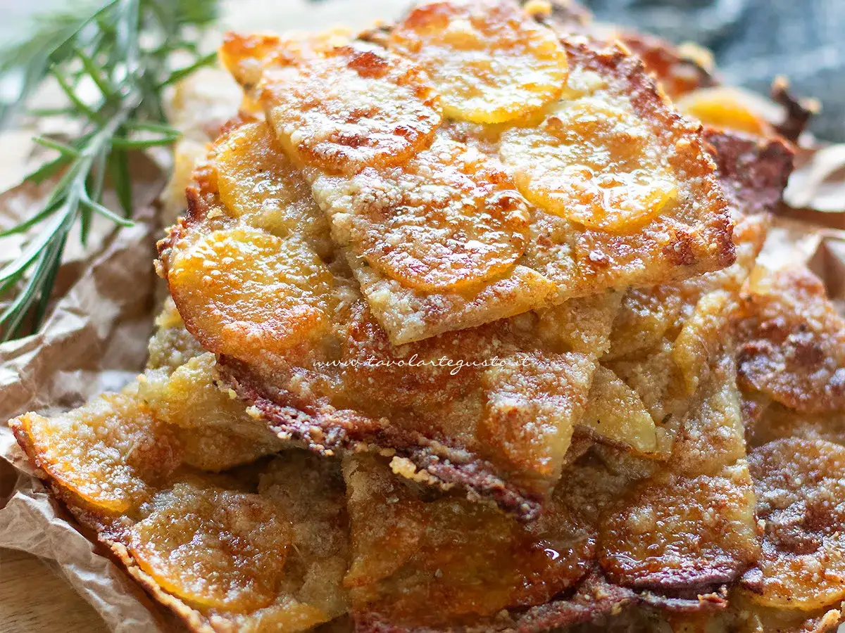 Fette dorate di pizza di patate, croccanti e saporite, con rosmarino fresco.