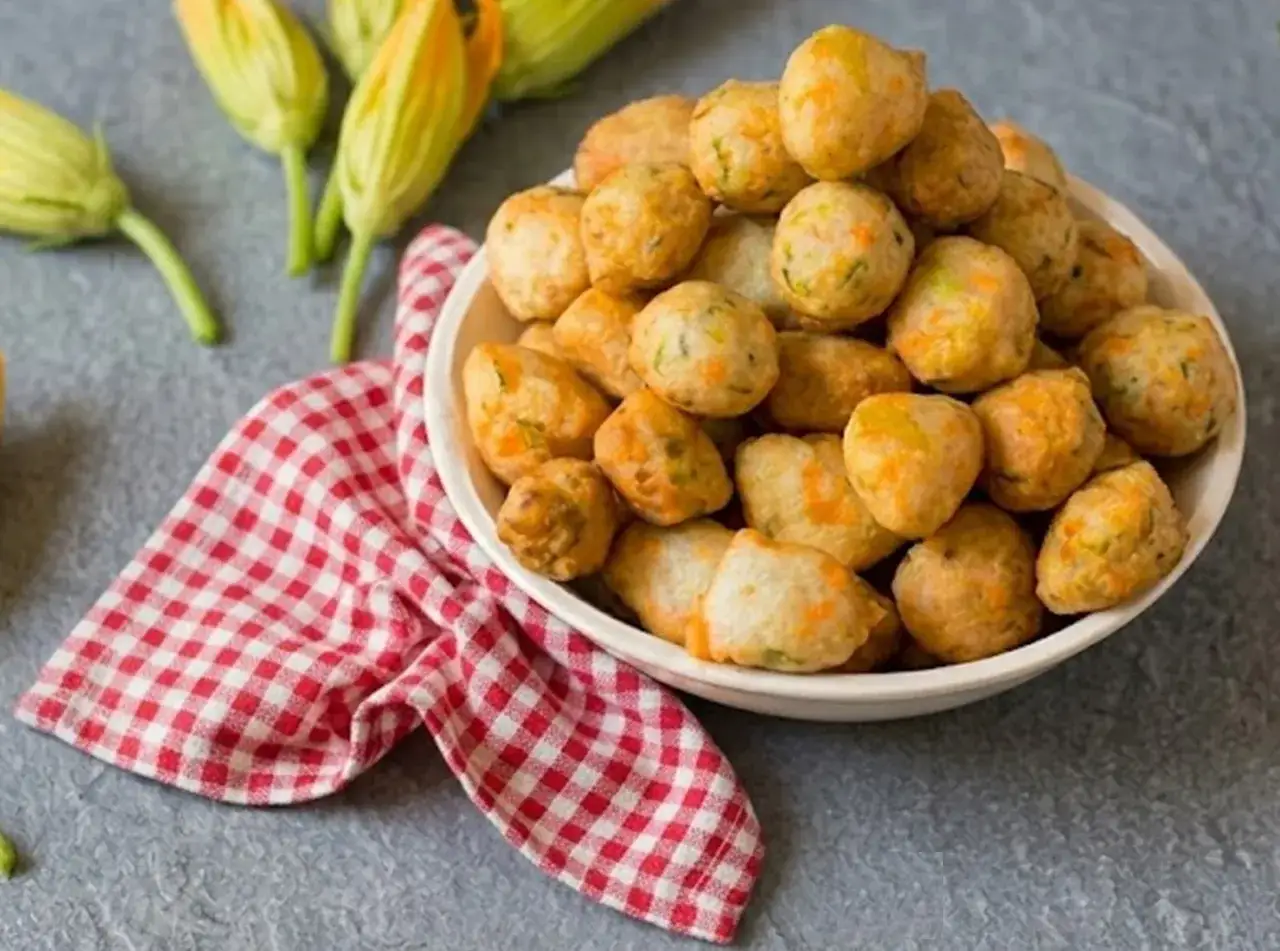 Frittelle di fiori di zucca, la ricetta della nonna per un antipasto sfizioso. Croccanti fuori e morbide dentro, un vero piacere.