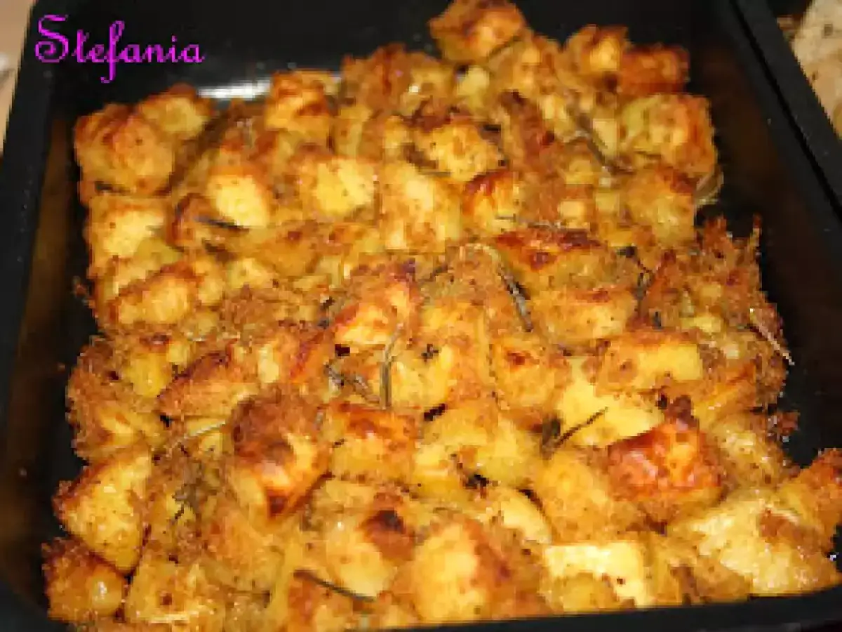 Patate al forno veloci, dorate e croccanti, condite con erbe aromatiche. Un contorno perfetto e pronto in poco tempo.