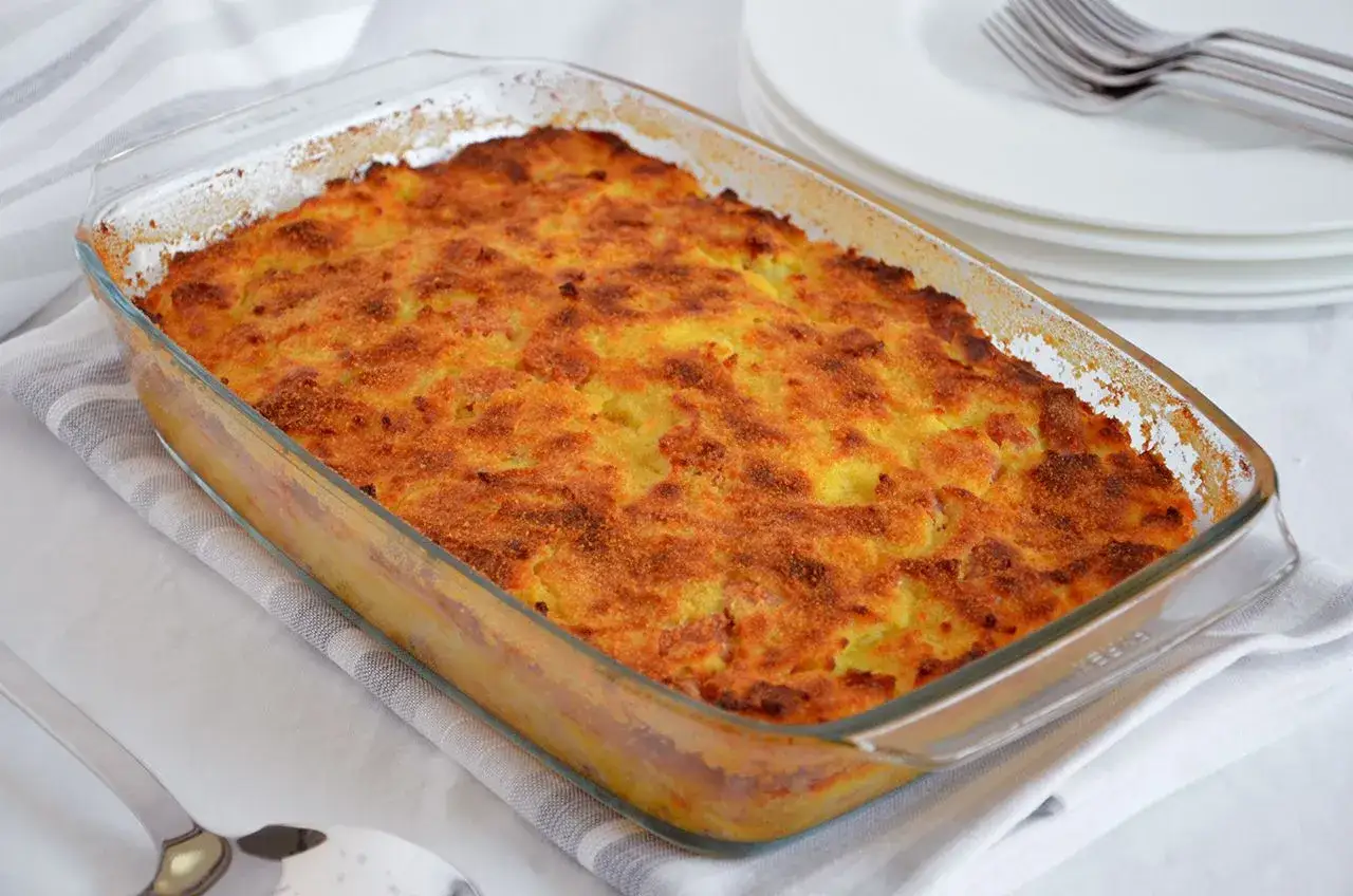 Gateau di patate ricetta: tortino dorato e croccante in pirofila, pronto per essere servito.