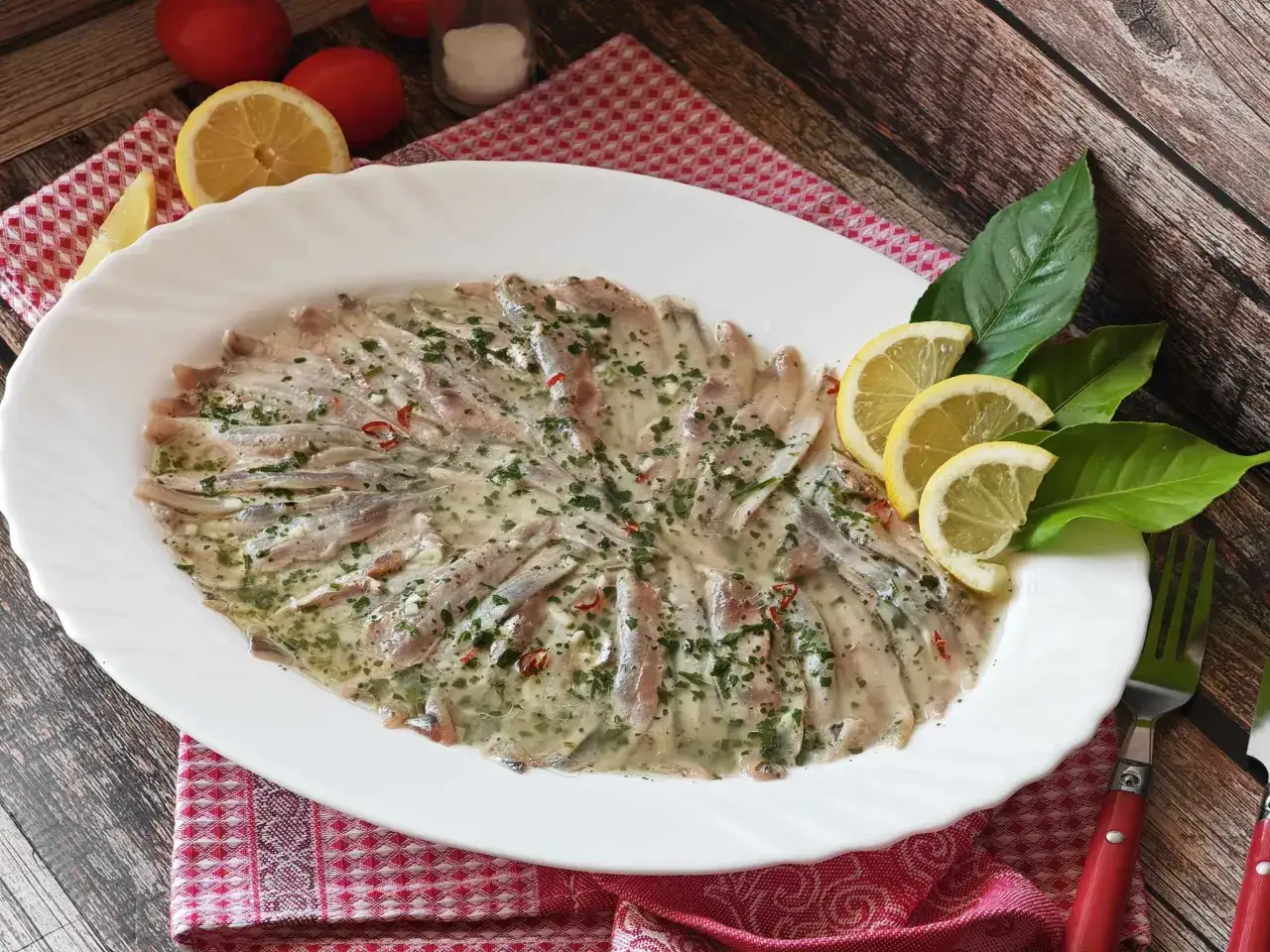 Alici marinate ricetta: un piatto fresco e saporito, con acciughe condite in salsa cremosa, erbe aromatiche e limone.