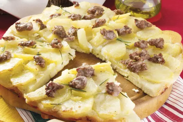 Pizza di patate con salsiccia e rosmarino, un piatto rustico e saporito, pronto per essere gustato.